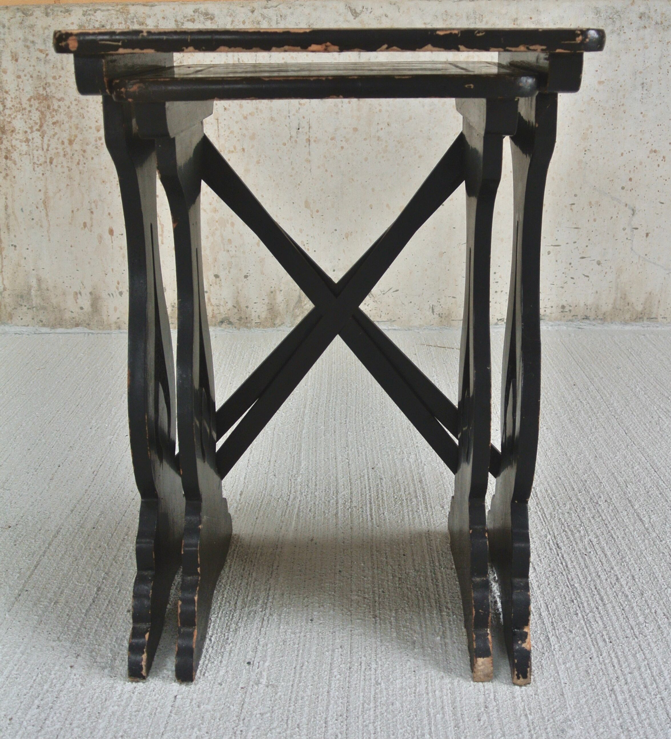 Paire de tables gigognes en bois noir - plateau à décor de dragons