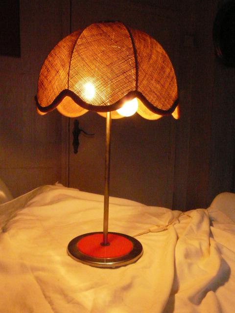 Metal table lamp and jute