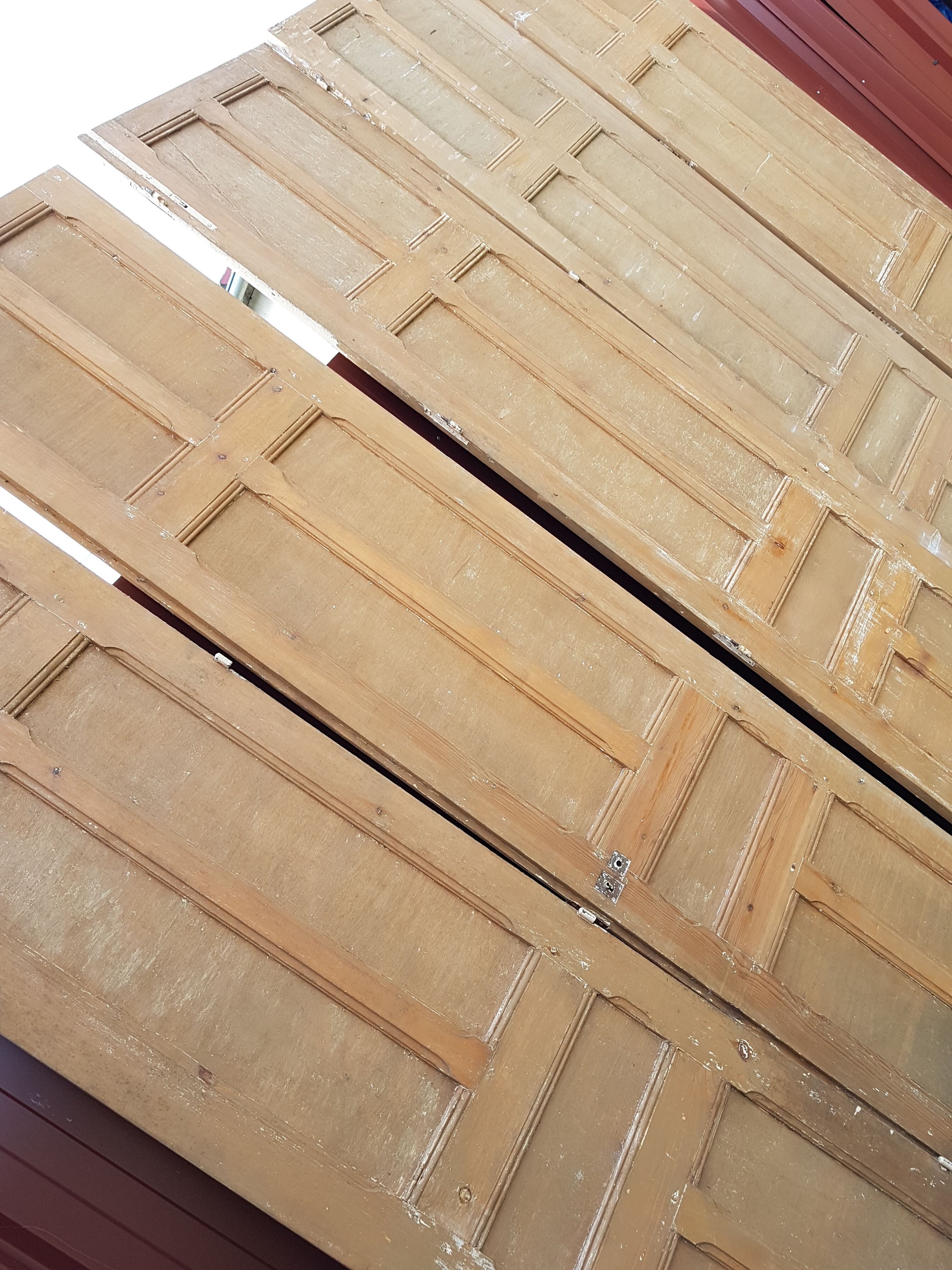 Lot de 5 anciennes boiseries en pin ou portes de séparation