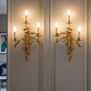 Paire d'appliques en bronze doré de style rocaille, trois lumières