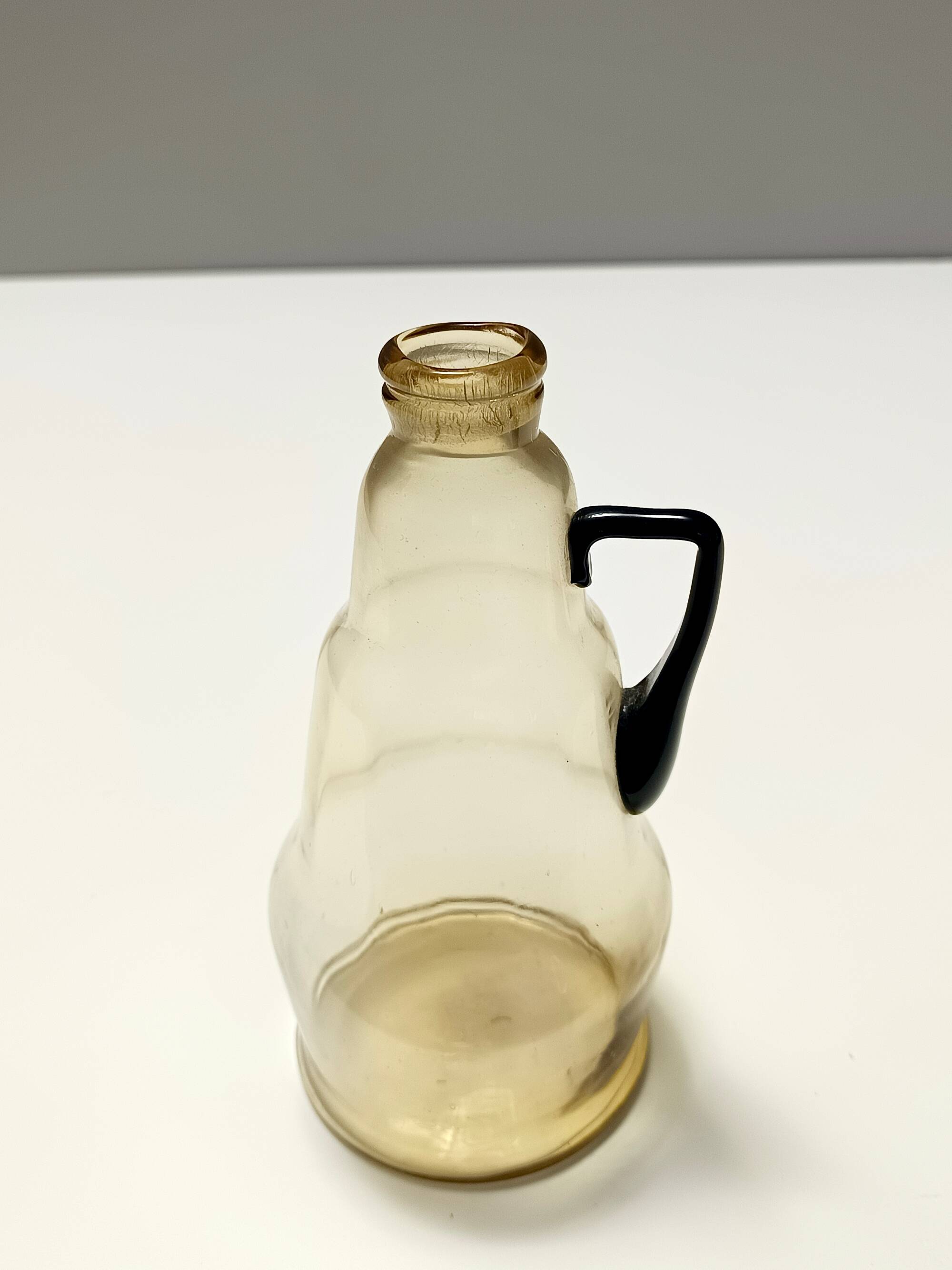 Pichet / vase en verre de Murano de couleur paille attribué à Vittorio Zecchin, Italie