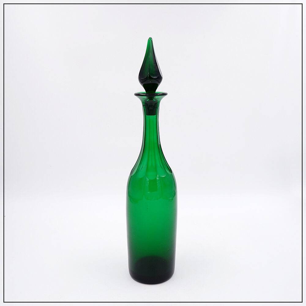 Green glass carafe from the 19th century - England, circa 1870.