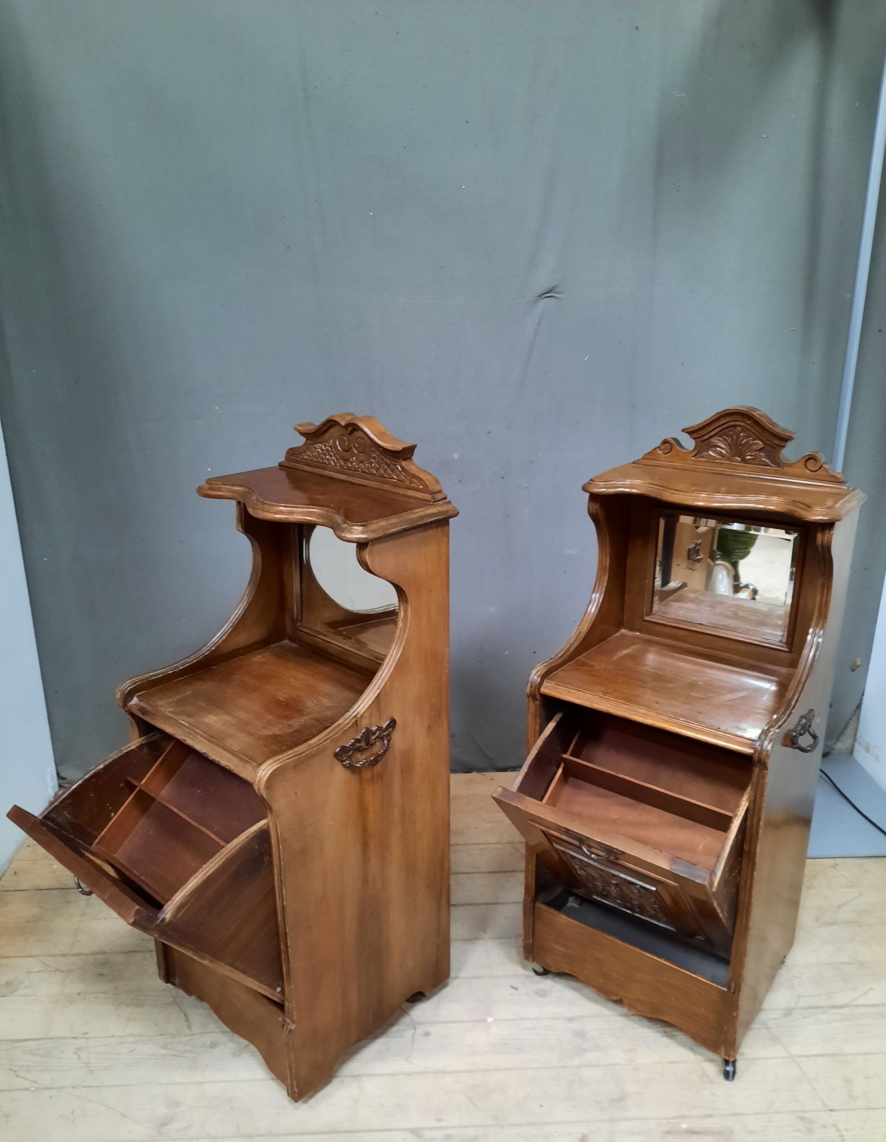 2 meubles à charbon formant chevet