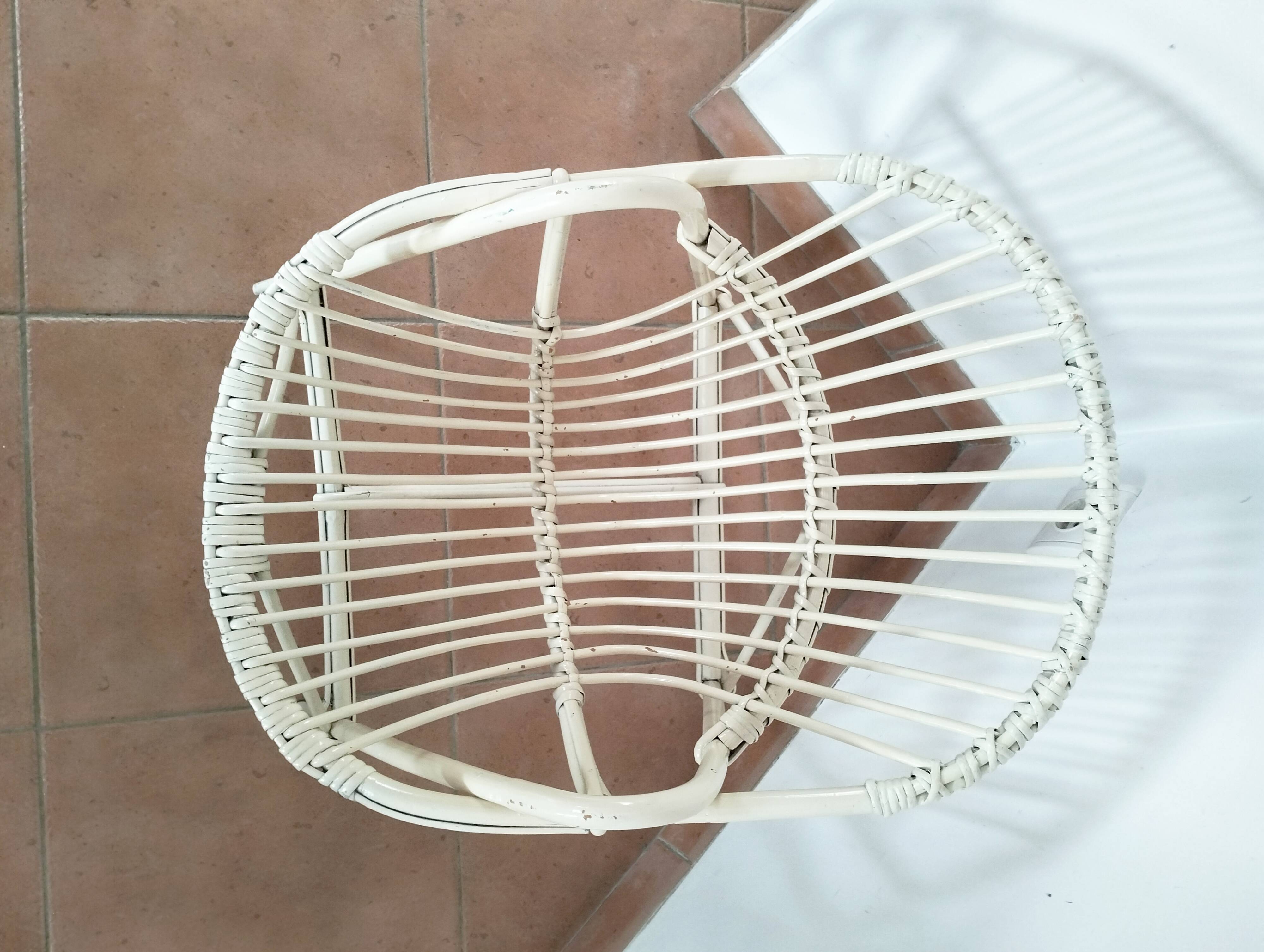 Fauteuil coquille en rotin blanc