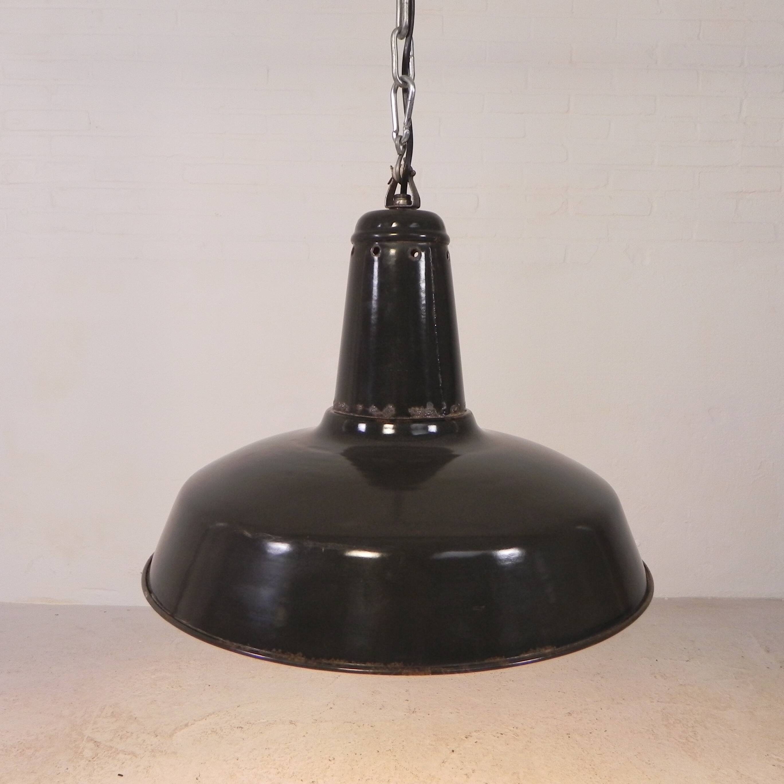 Industrial hanging lamp with enamelled steel shade