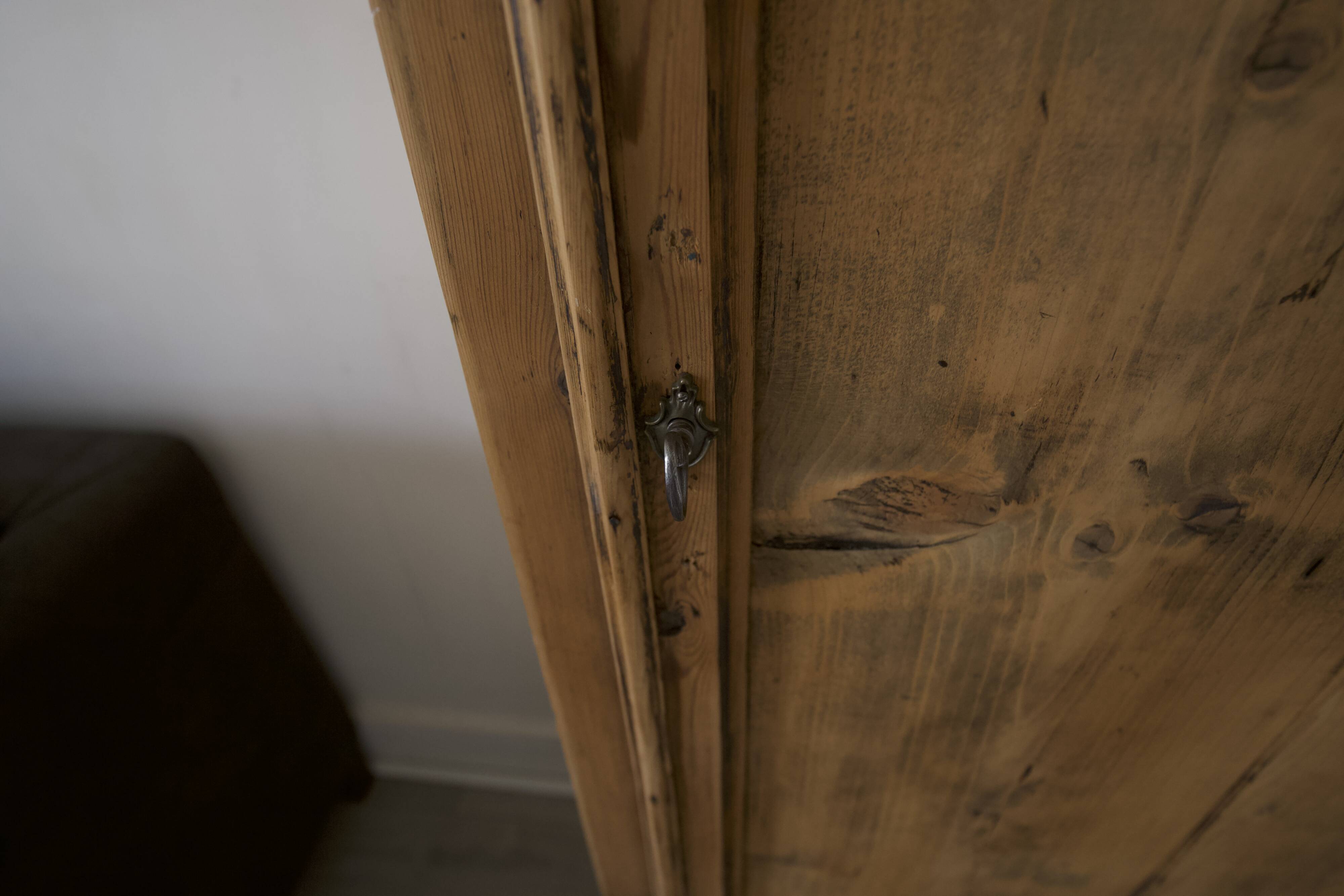Magnificent Solid Oak Wardrobe – Rustic Chic Style