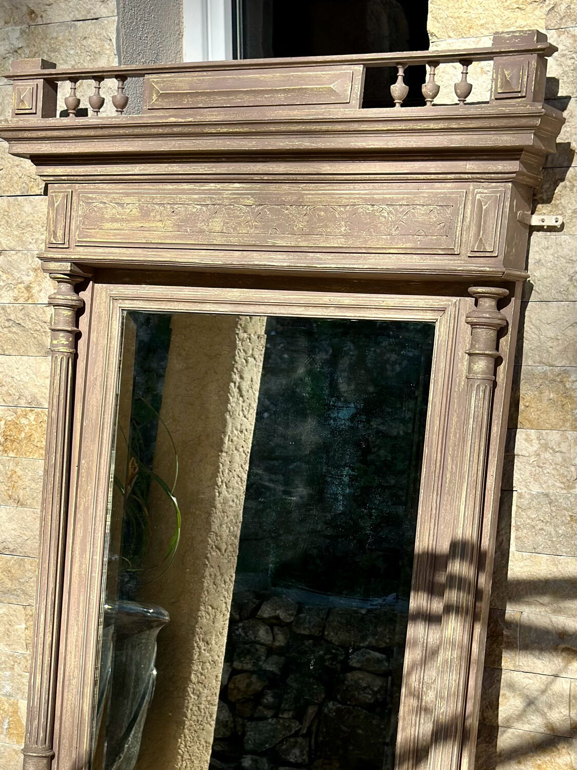 Imposing fireplace mirror in carved and painted wood, 19th century.