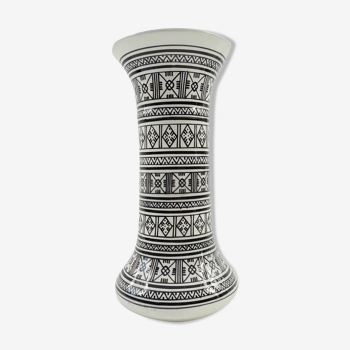 Black and white Tunisian vase