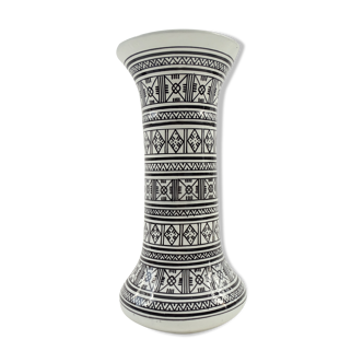 Black and white Tunisian vase