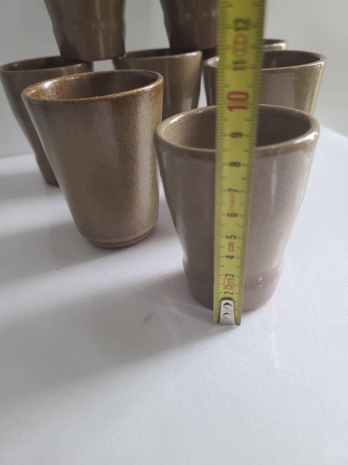 Lot de 8 verres en grès