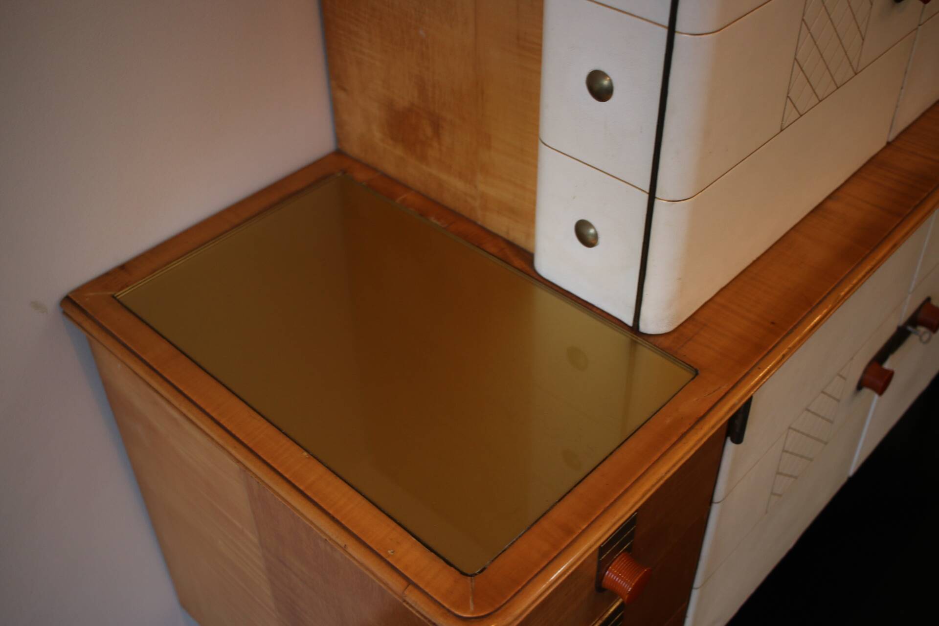Buffet Art déco en érable, cuir et verre. Laszlo Hoenig, Londres, 1940.