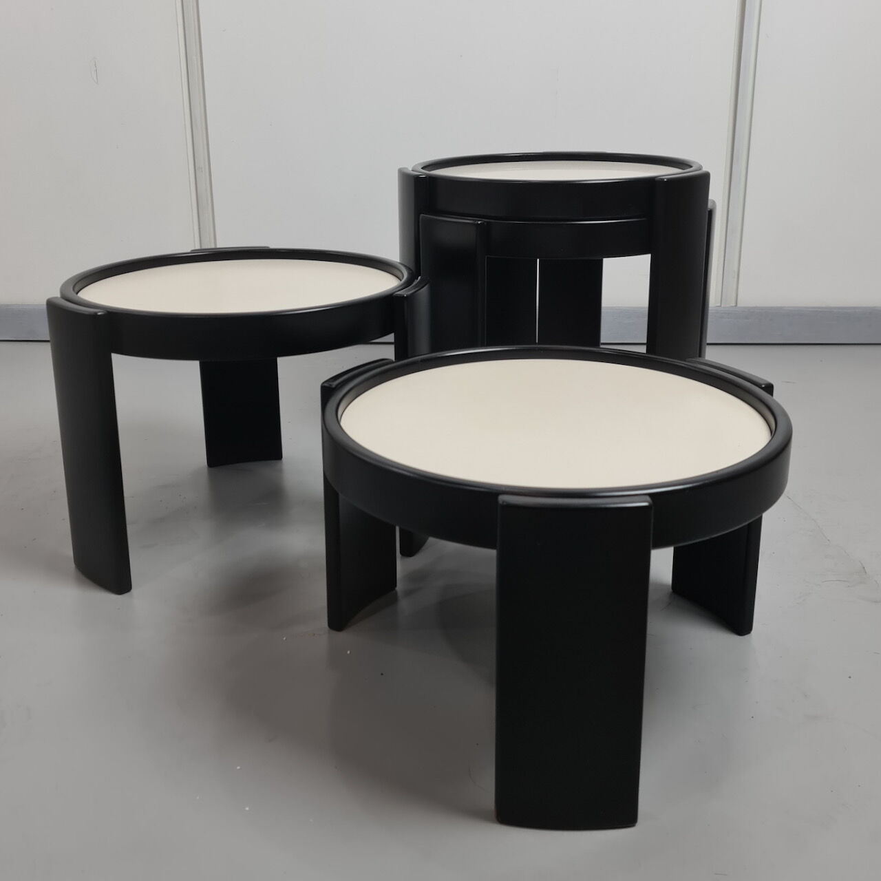 Tables gigognes noires par Gianfranco Frattini pour Cassina