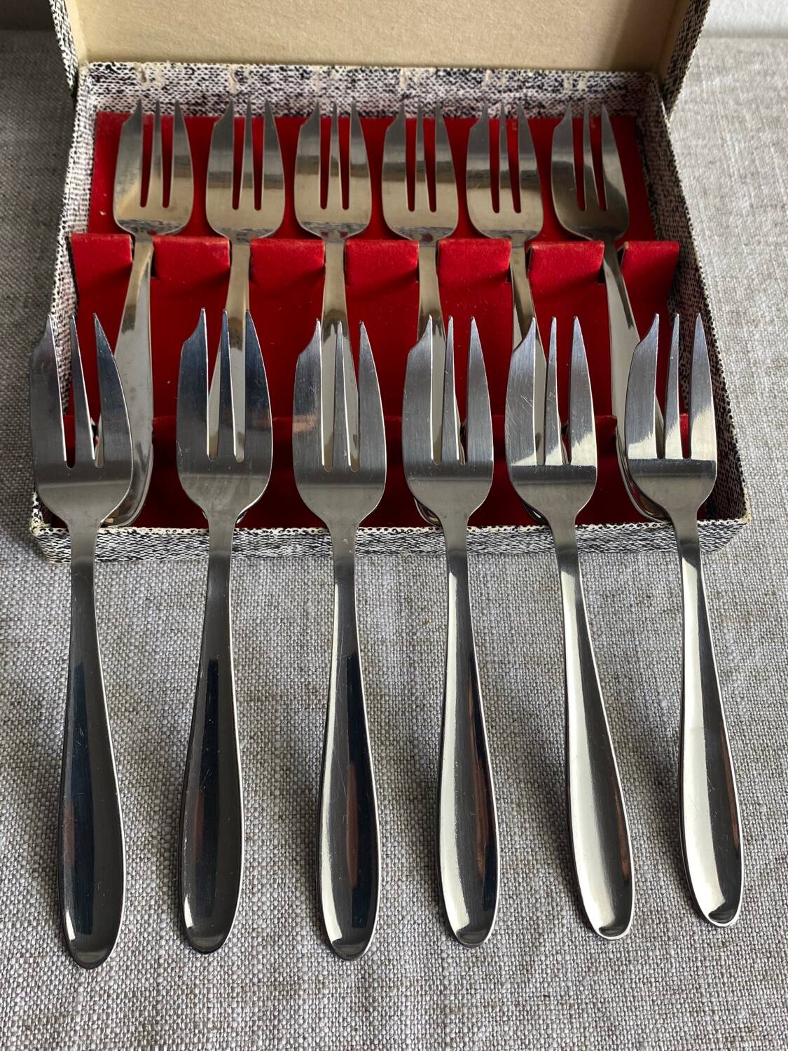 Douze fourchettes à dessert dans leur coffret