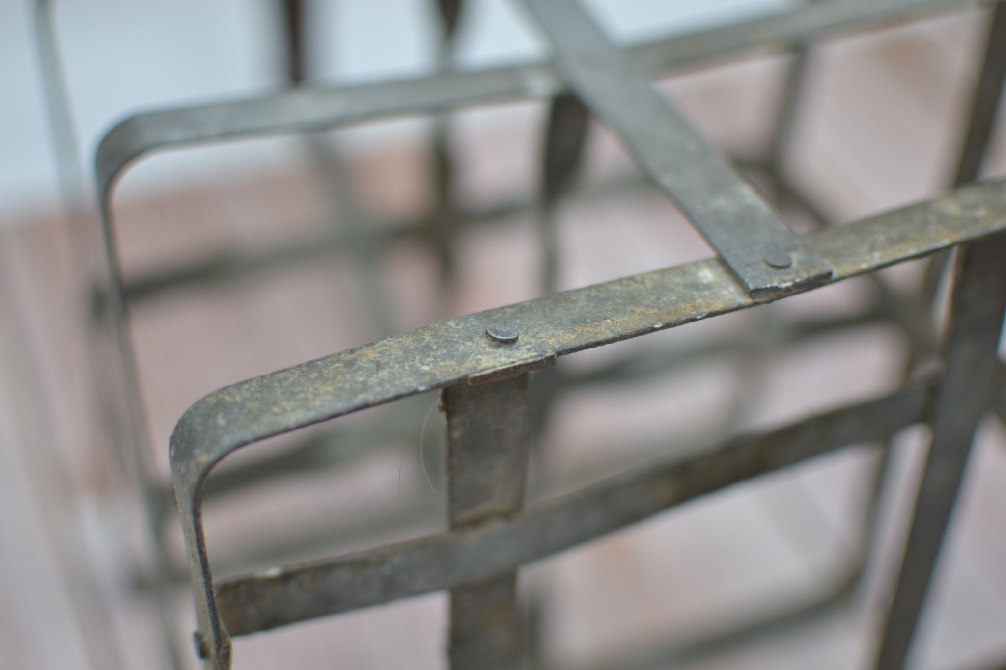 Bottle holder with 4 slots in galvanized zinc with wooden handles