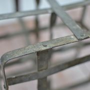 Bottle holder with 4 slots in galvanized zinc with wooden handles