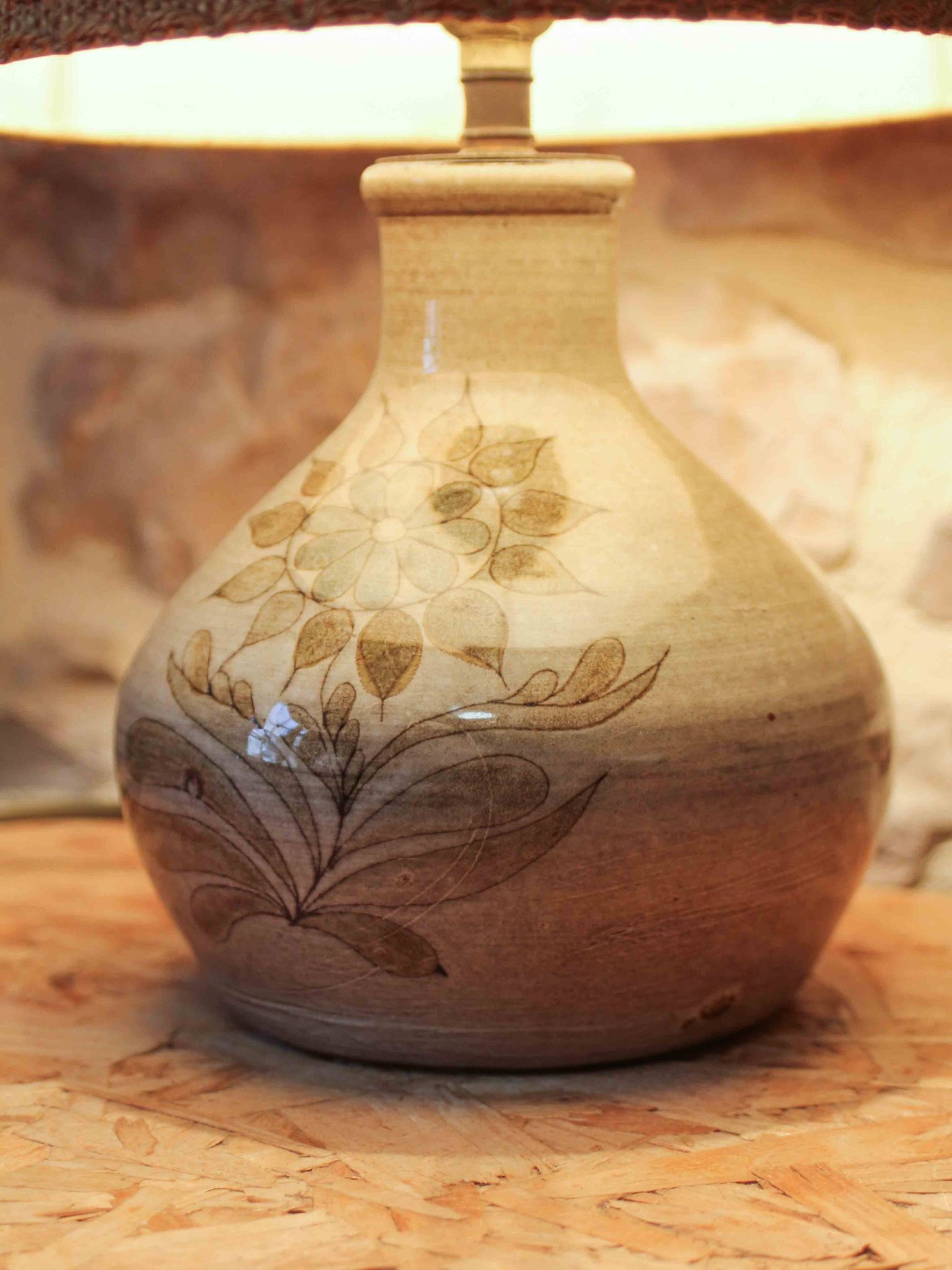 Pied de lampe en céramique à déco de fleurs