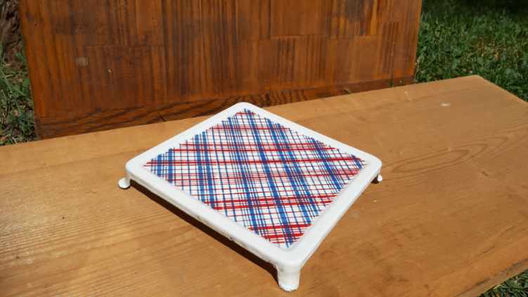 Vintage enamelled trivet from the 40s/50s