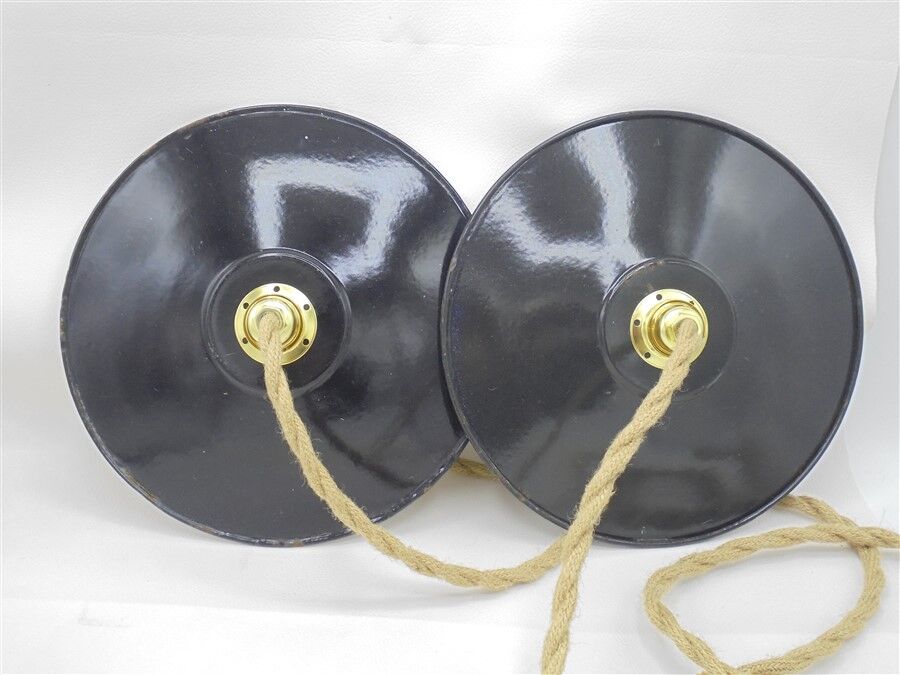 Pair of enamelled sheet metal suspensions