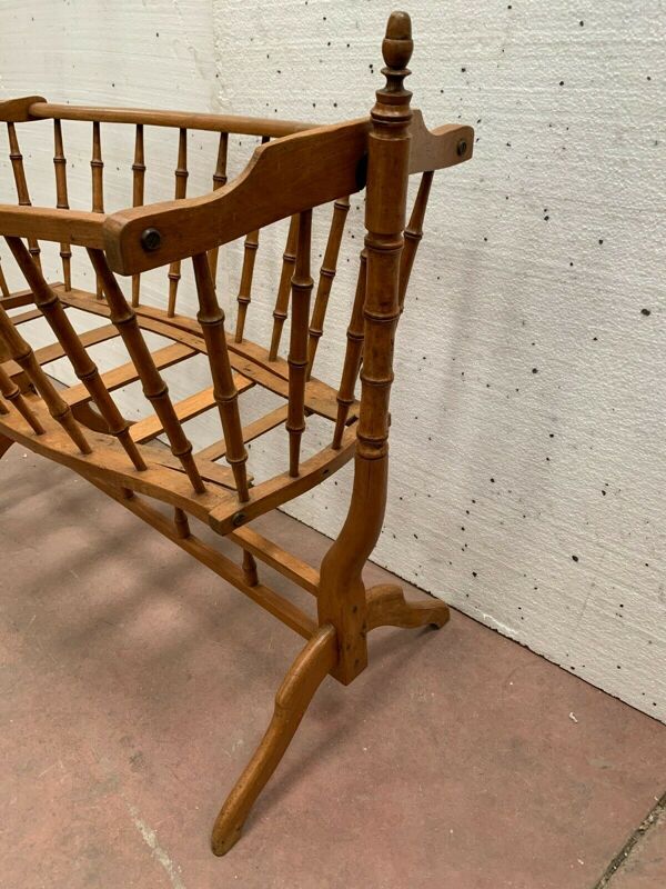 Berceau et sa flèche en hêtre teinté merisier XX siècle