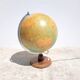 Grand globe terrestre vintage rétro-éclairé ou mappemonde