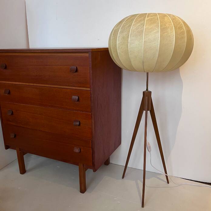 Lampadaire vintage tripode teck et abat-jour cocoon