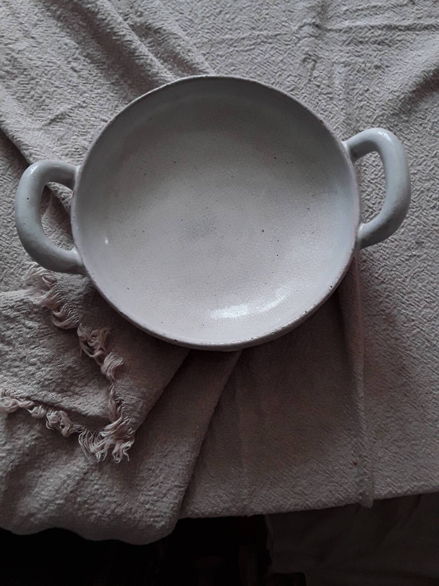 Cracked plate from the 19th century with handles.