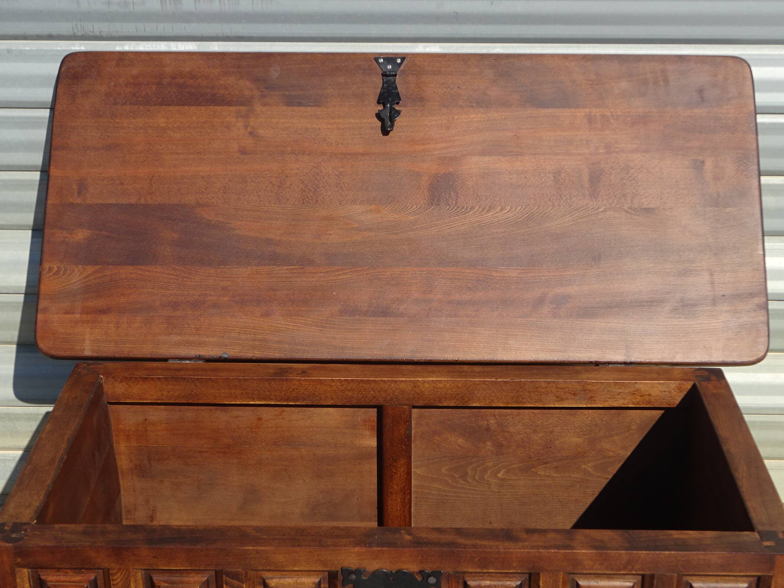 Tuscan chest in solid wood, Argudo Navarro, Spain
