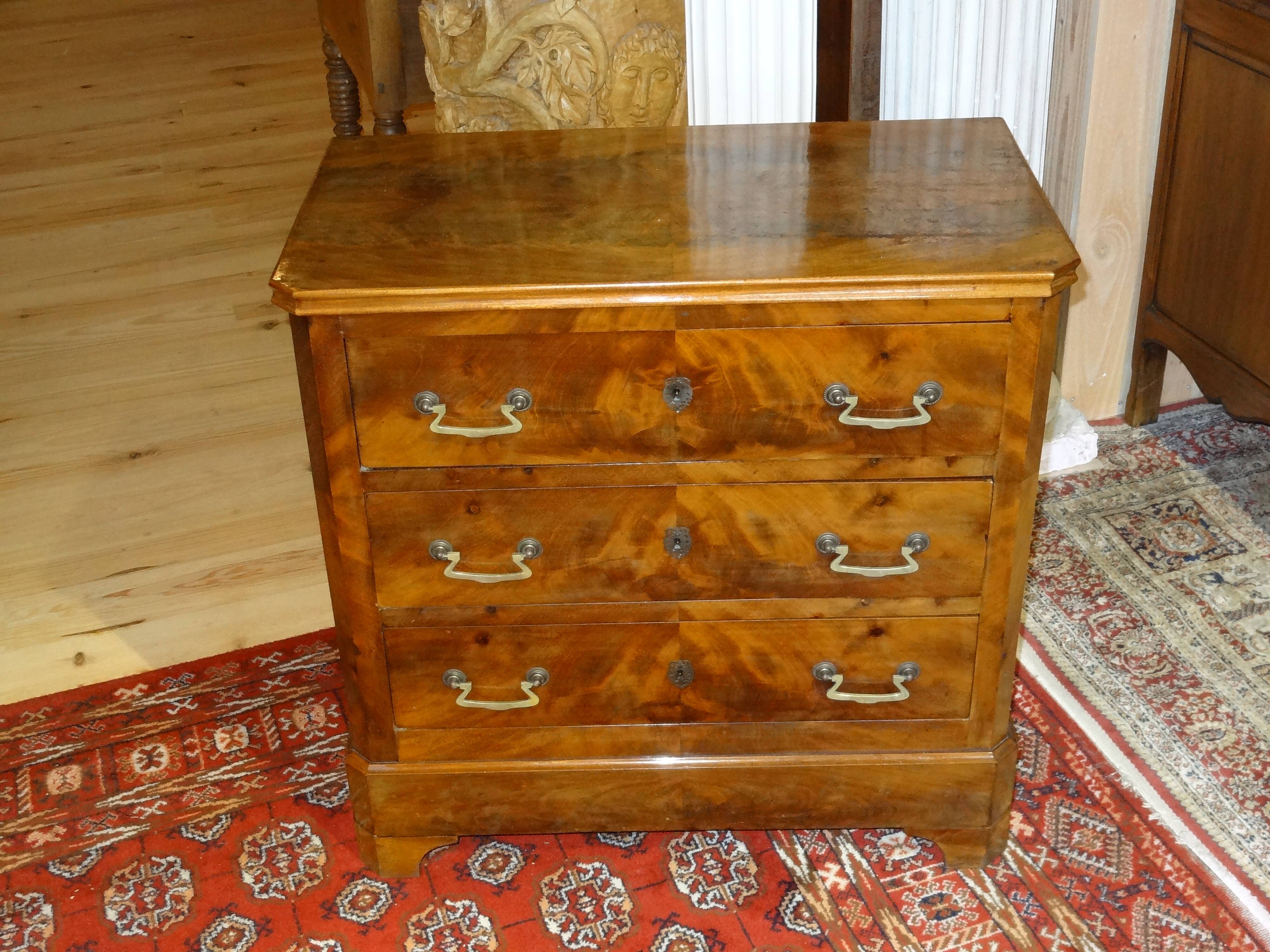 19th century chest of drawers in mahogany veneer, three drawers, 81x80x43 cm
