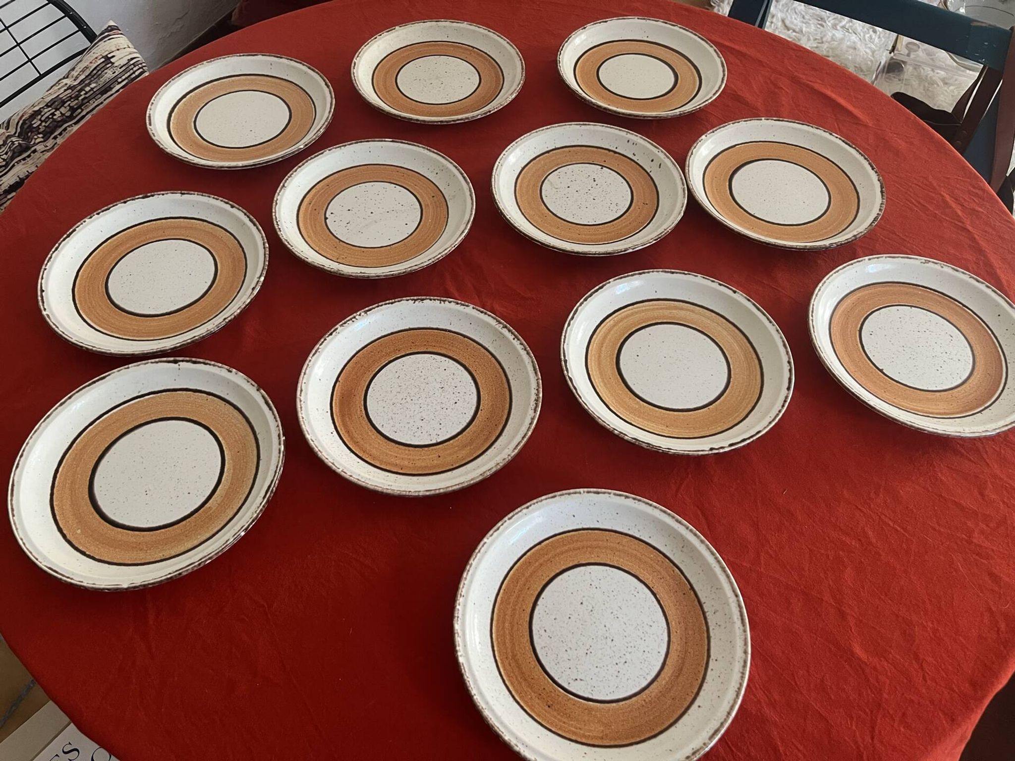 Douze assiettes à dessert vintage Gien Vésuve