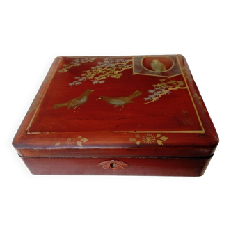 Coffret ou boîte à bijoux en bois laqué à décor d'oiseaux et branchages. Chine?  Japon?