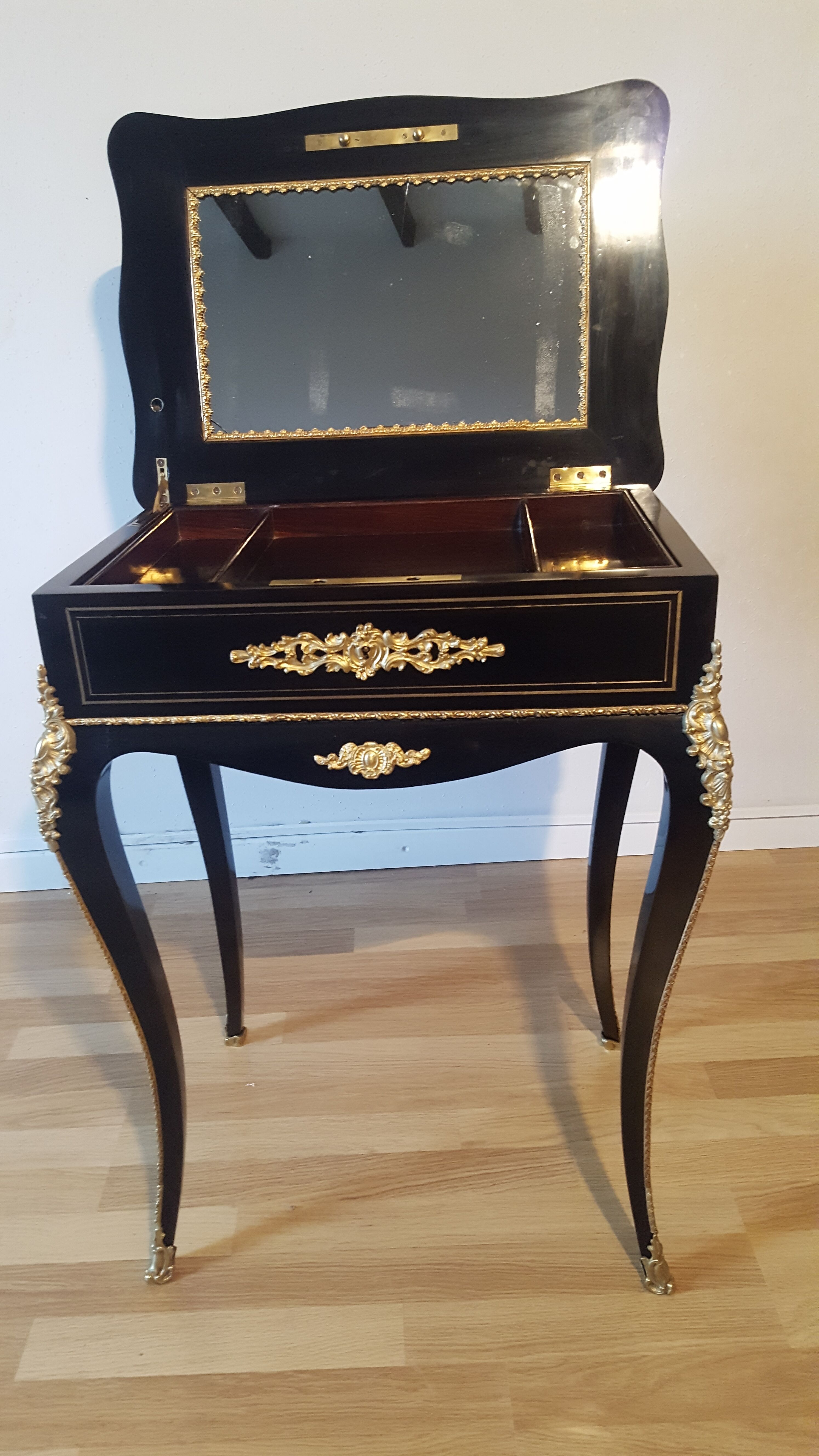 Table travailleuse Napoléon III stamped "TAHAN Paris"