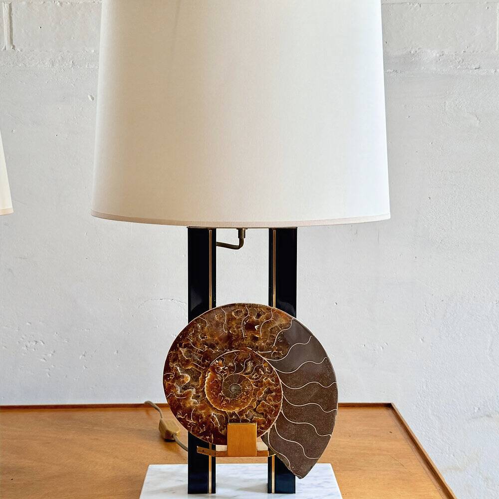 Paire de lampes ammonites Hollywood Regency en laiton, marbre et laque, France, années 70.