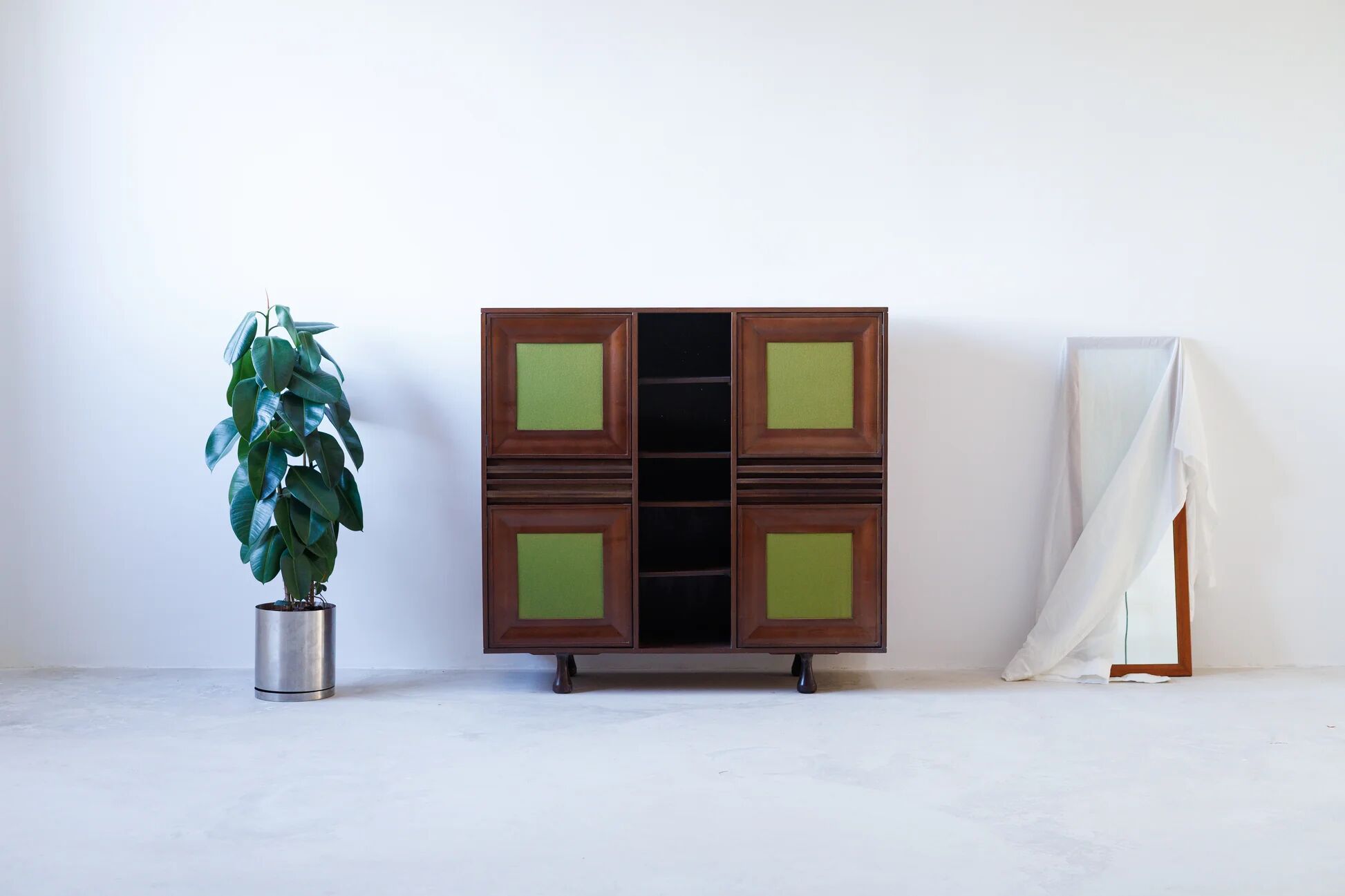 Angelo Cabinet en acajou, Mangiarotti pour Sorgente dei Mobili, Italie, années 1960