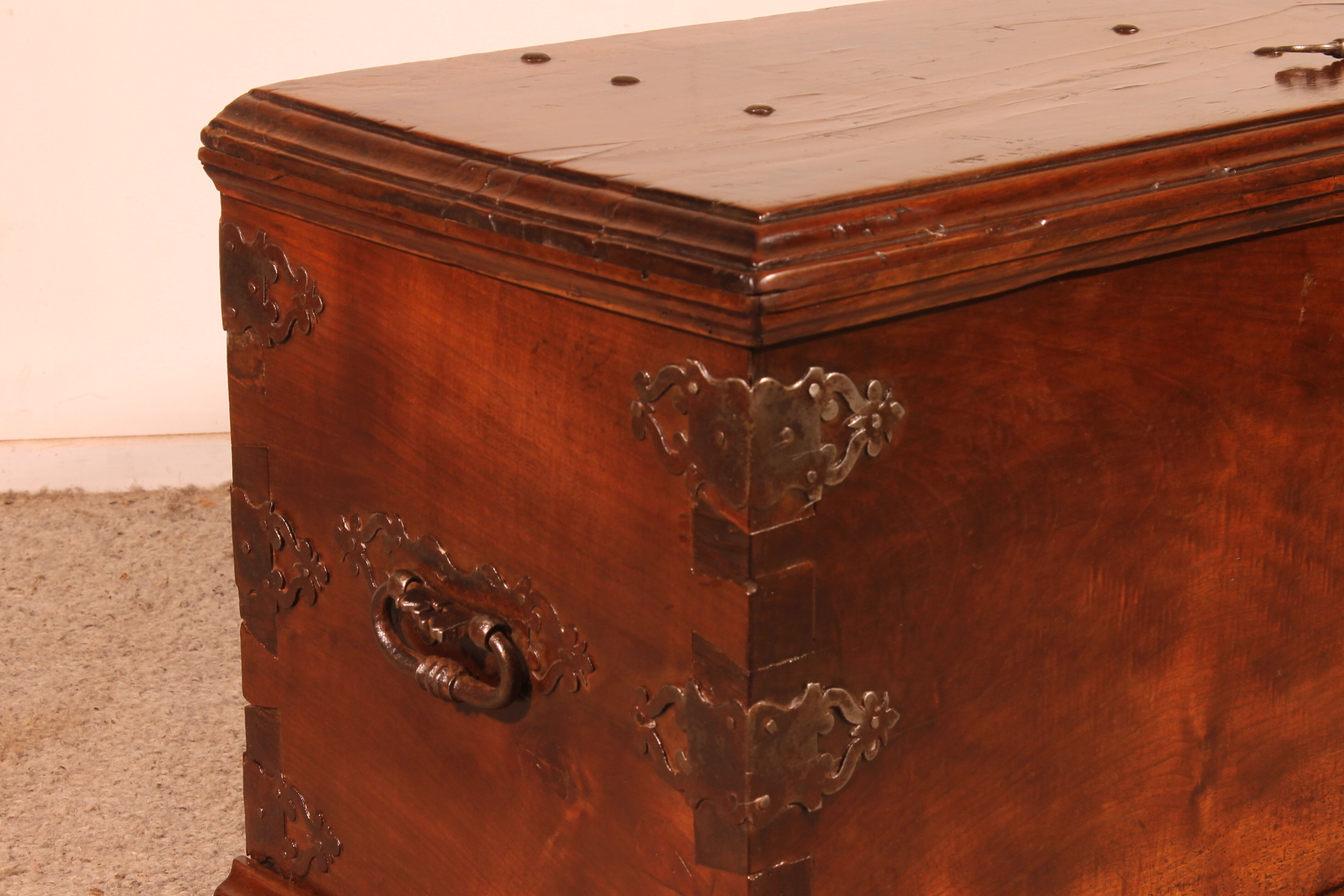 Spanish Renaissance chest in walnut - 16th century