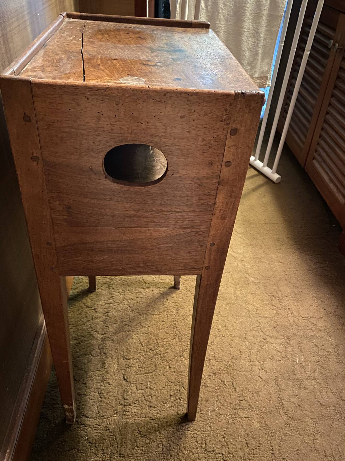 Petite table de chevet ancienne en bois – esprit vintage