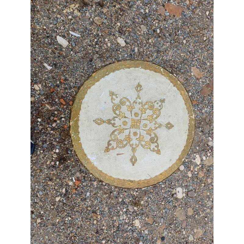 Table de chevet galbée en bois doré