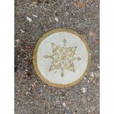 Table de chevet galbée en bois doré