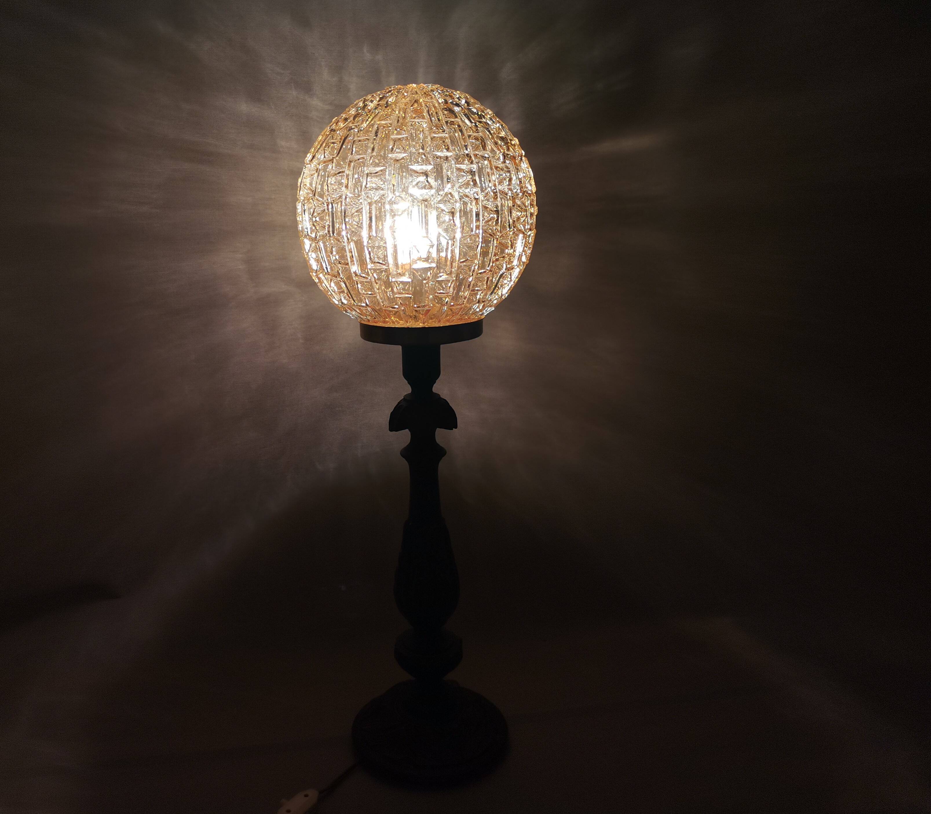 Grande lampe de table en bois avec abat-jour en verre