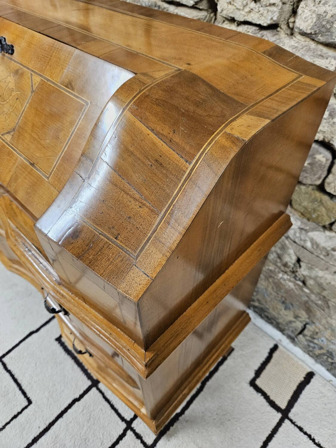 Scrétaire commode galbé marqueté