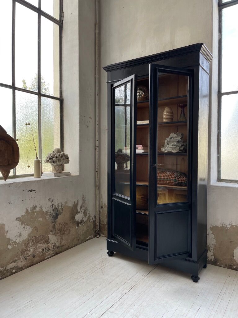 Napoleon 3 walnut window glass cabinet