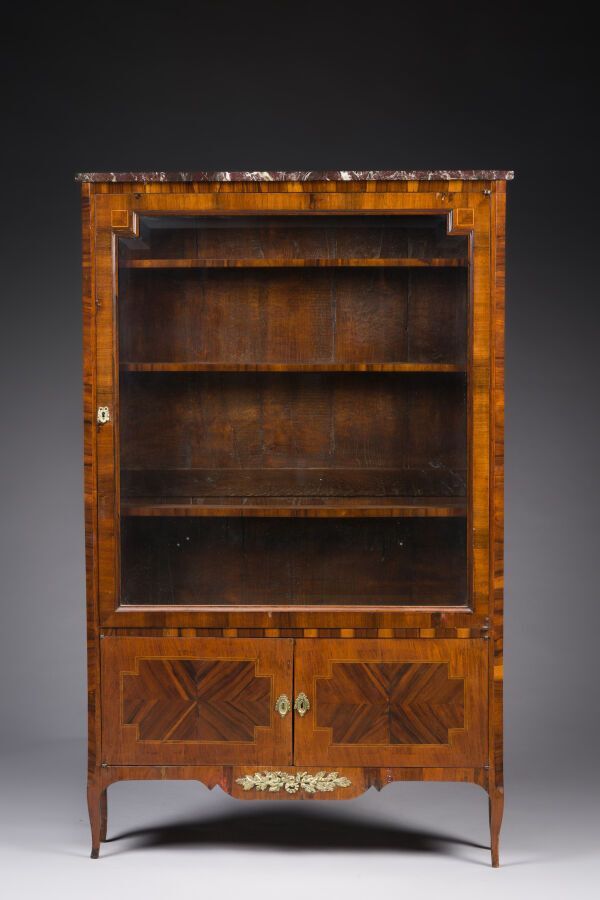 Vitrine étroite en placage de palissandre, Transition Louis, XV-XVI