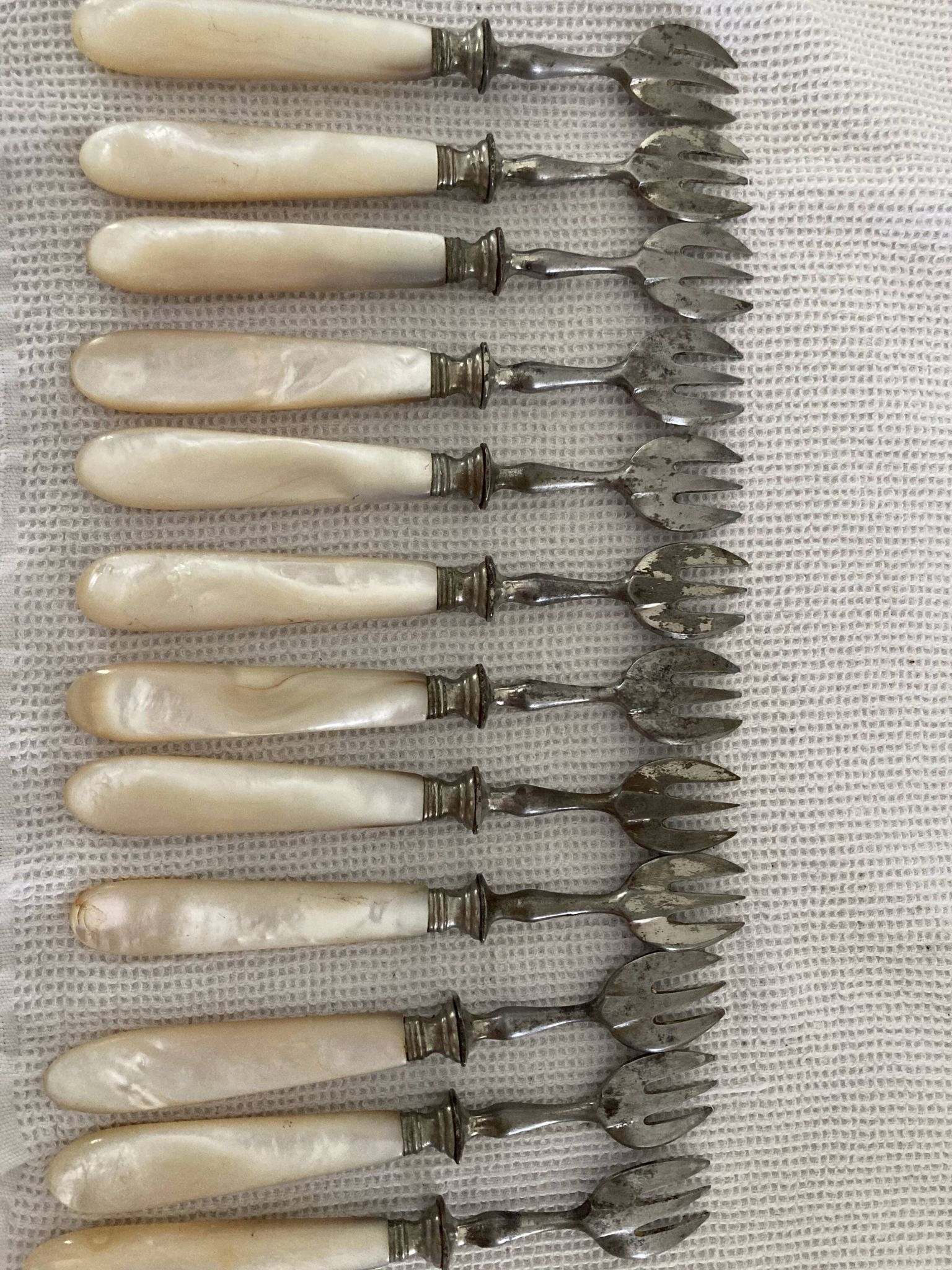 12 fourchettes à dessert en acier et nacre