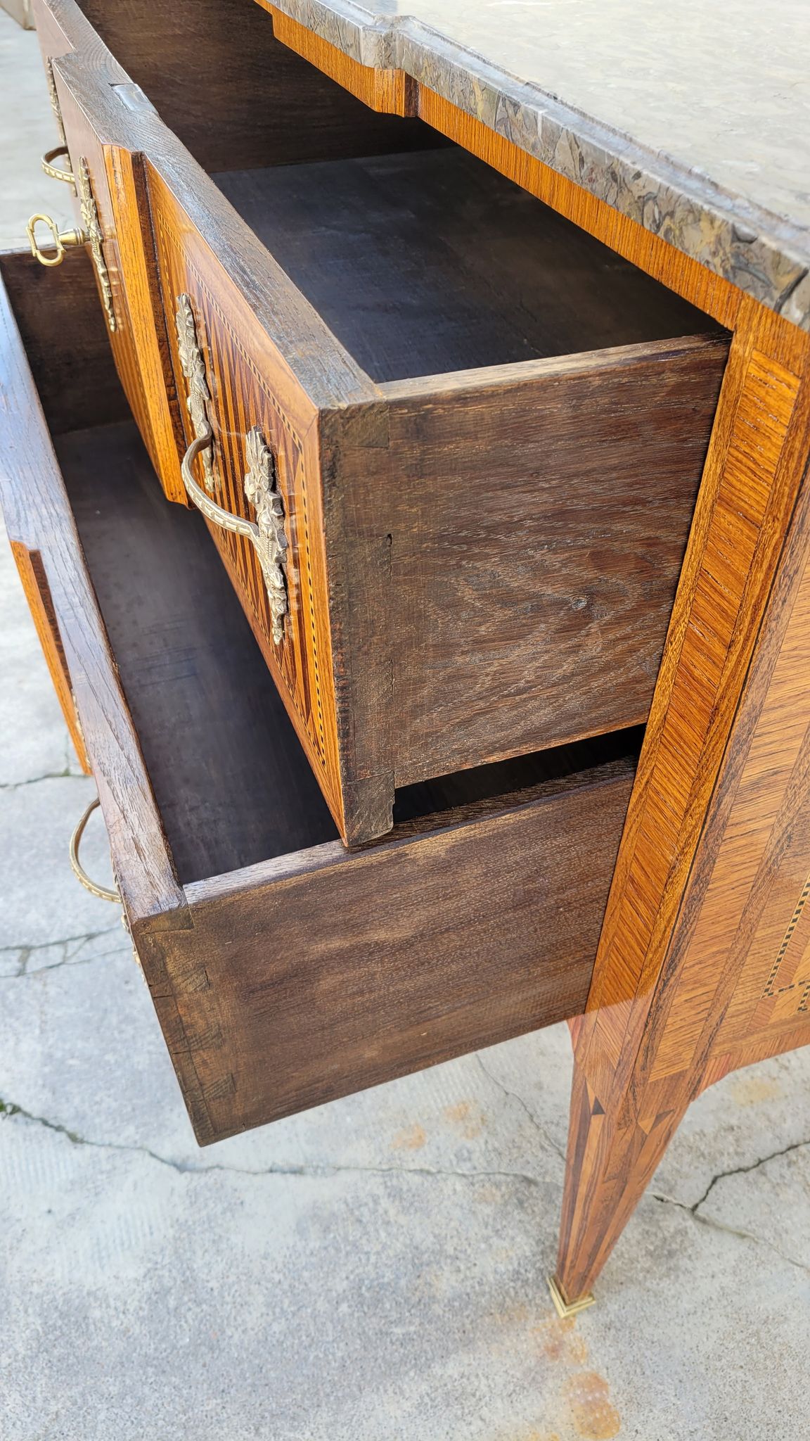 Commode sauteuse Louis XVI en marqueterie 19ème