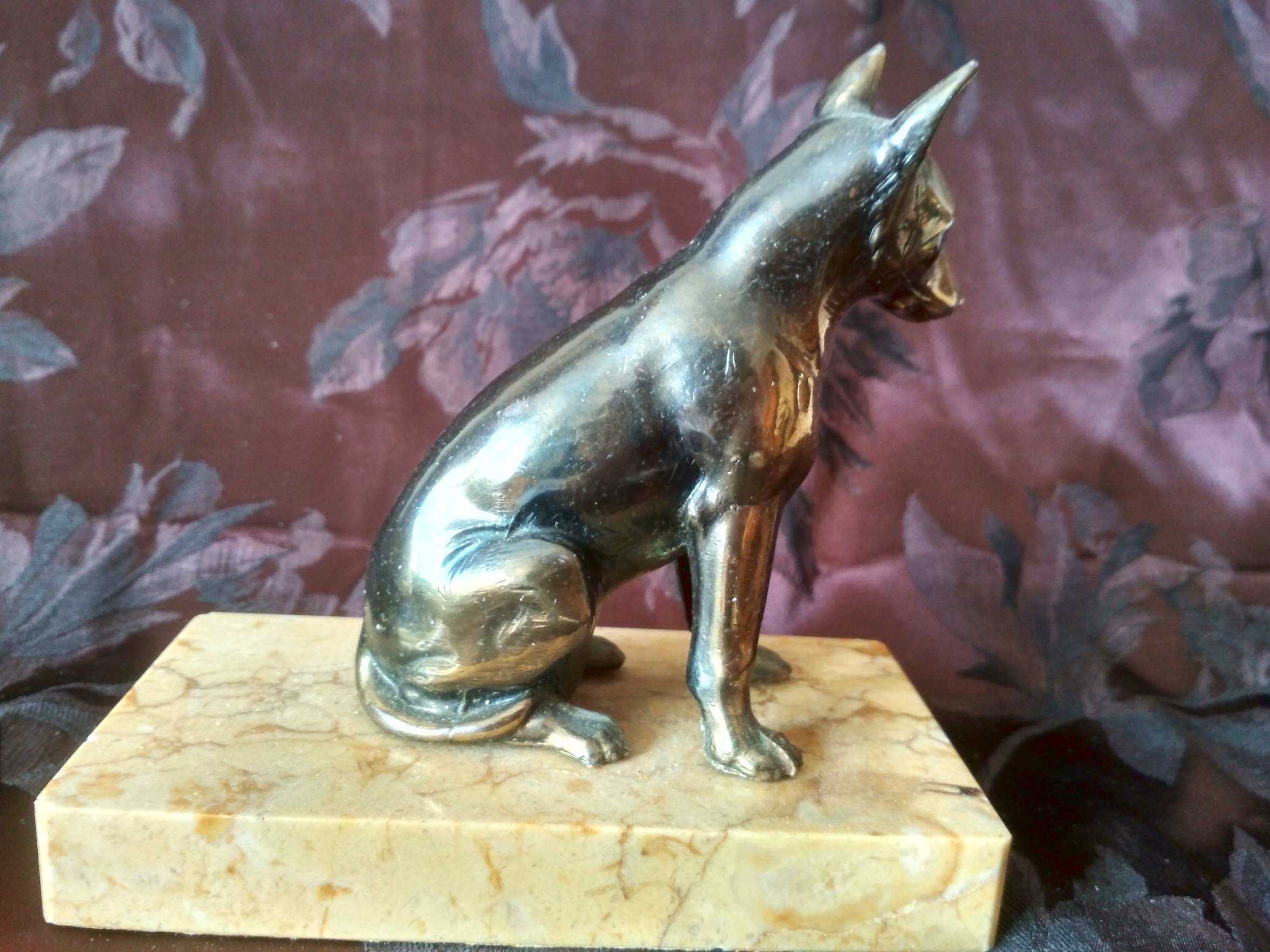 Greenhouse book dog sculpture regulates on marble slab
