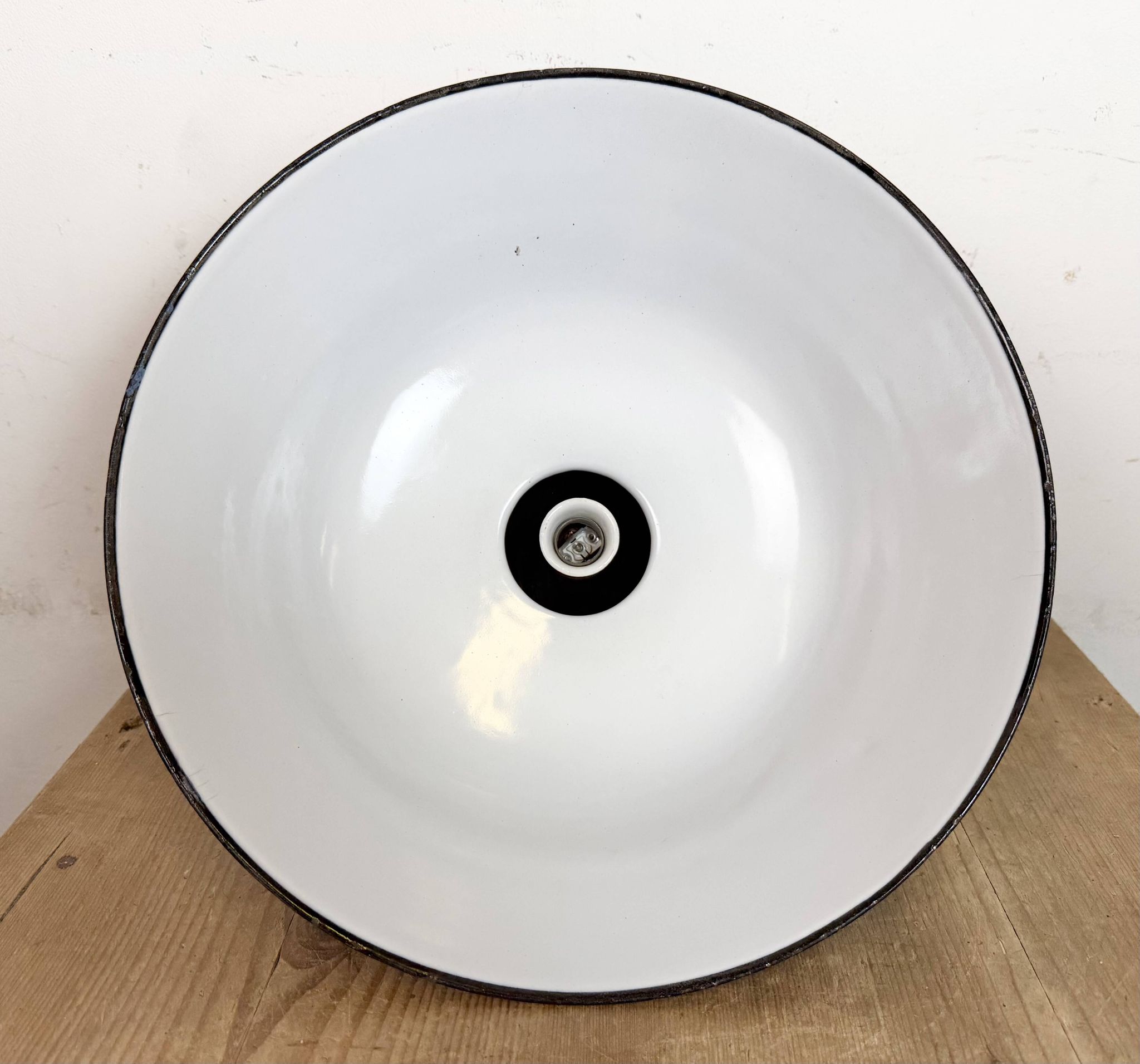 Lampe suspendue industrielle en émail noir de AEG, années 1930