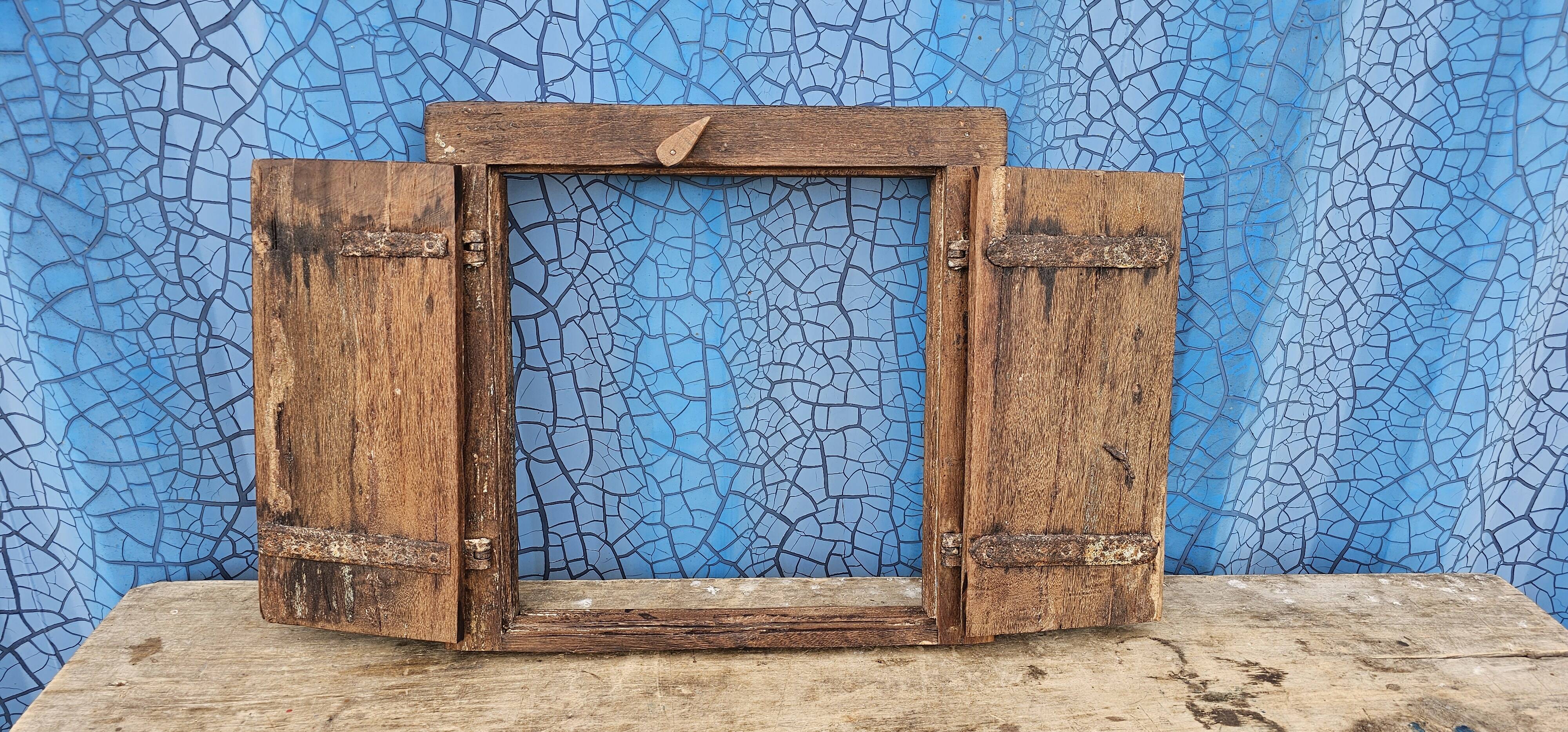 Ancienne fenêtre tribale en bois