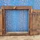 Ancienne fenêtre tribale en bois