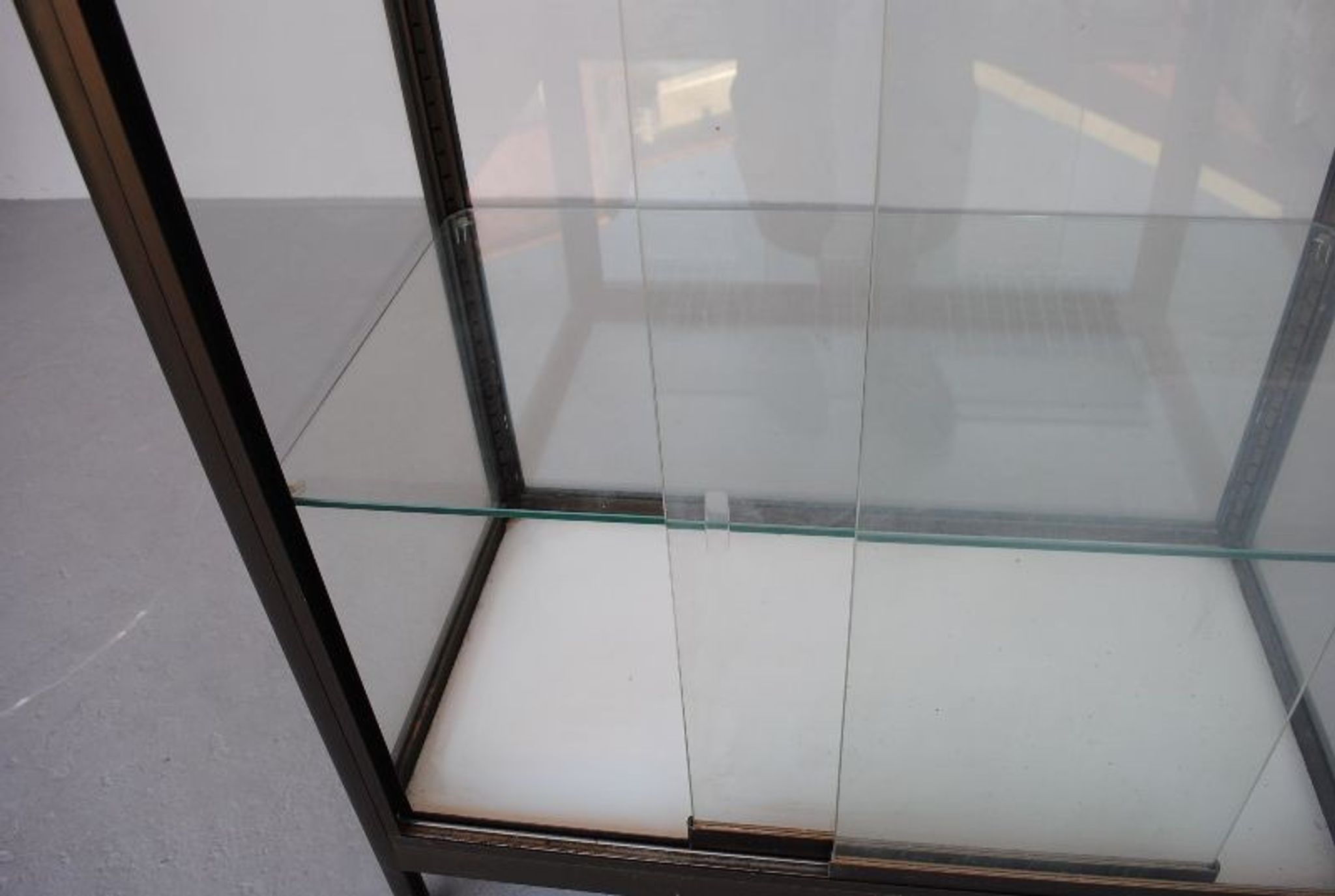 Modern showcase in Brown aluminum profiles