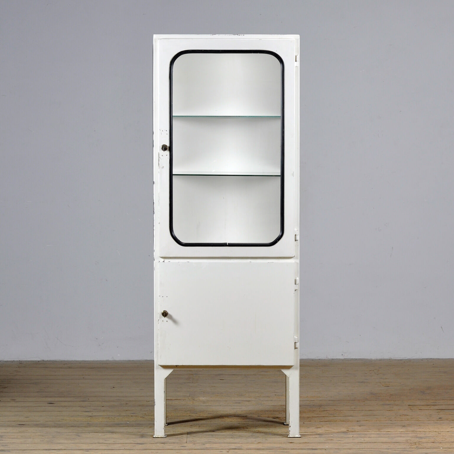 Vintage medicine cabinet, 1970s