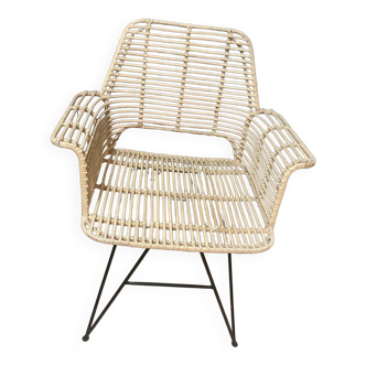 Tunas chair with natural fiber armrests